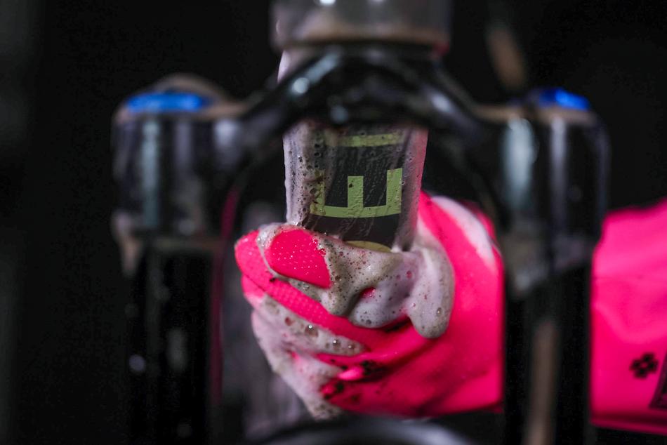 Muc-off Deep Scrubber Gloves